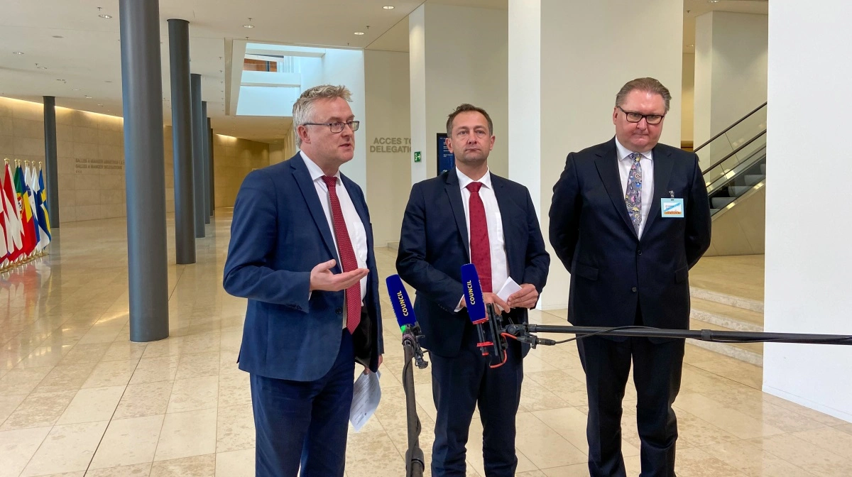 Danmark er som bekendt formandsland for EU for tiden. I den anledning havde fødevareminister Jakob Jensen (V) samtaler om Ukraines adgang til EU, også med deltagelse af EU's landbrugskommissær Christophe Hansen, der her ses i midten mellem Jensen og den ukrainske vicepremierminister.