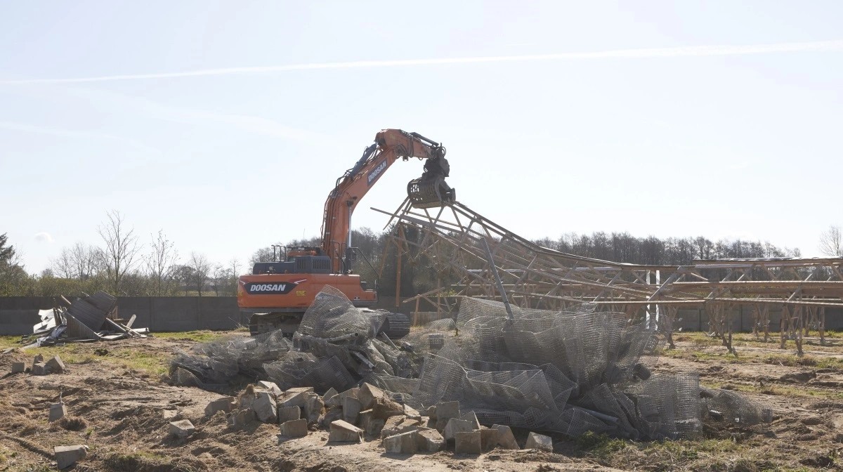 Det gik heftigt for sig, da flere hundrede minkfarme blev lukket for fem år siden. Men nu genopstår nogle af materialerne fra de lukkede farme og skal være med til at danne rammen om fællesskaber rundt omkring i Danmark. Arkivfoto