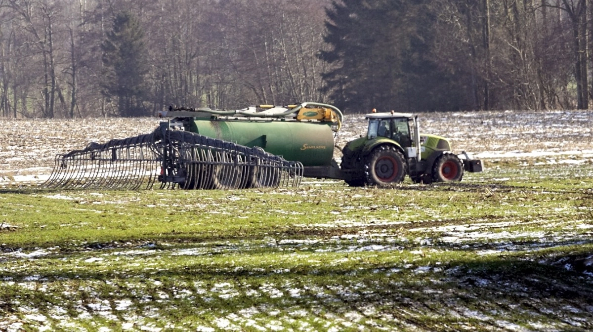 Onsdag var der samråd på Christiansborg om de nye regler og bøder for ulovlig udbringning af gylle på frossen, snedækket eller vandmættet jord. Arkivfoto