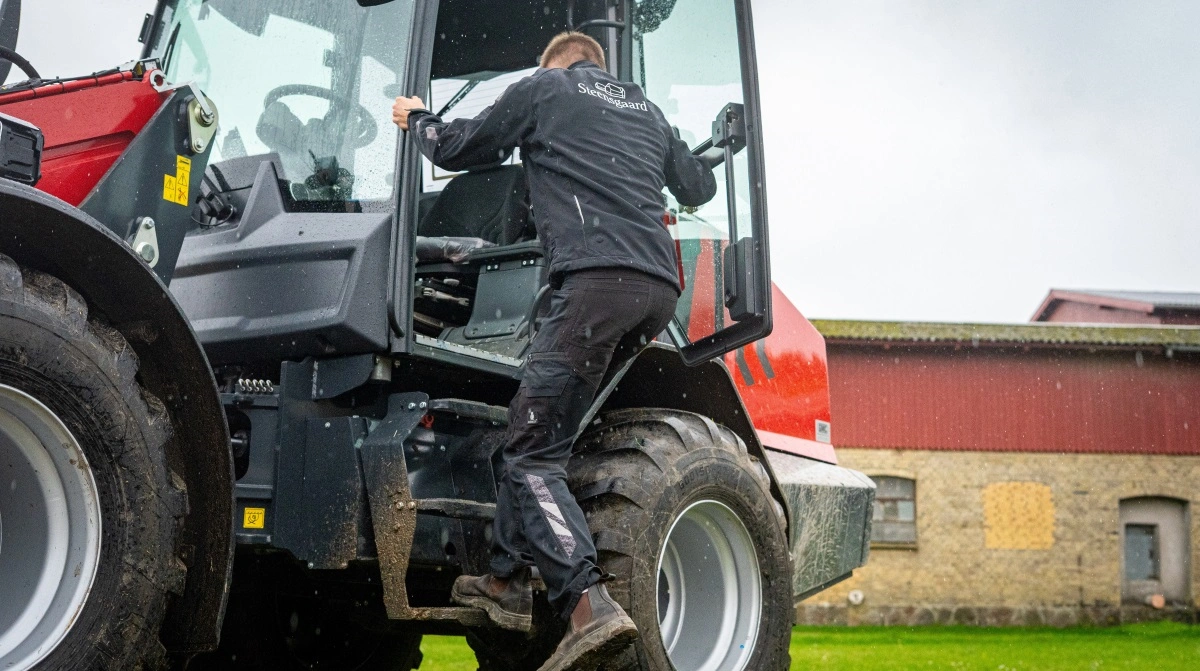 Den lave indstigning gør det nemt at komme hurtigt ind og ud af maskinen i det daglige arbejde.