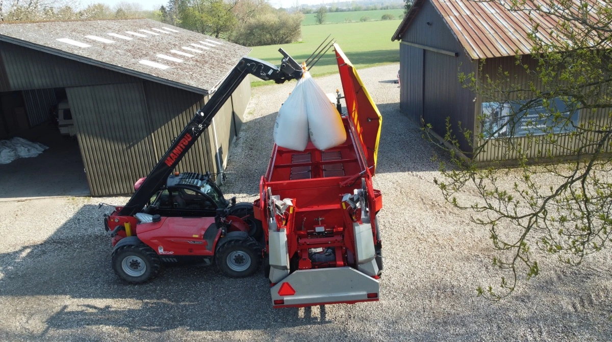 Med en beholderkapacitet på 19.000 liter leverer K165 lang driftstid mellem påfyldninger - uanset om der spredes kalk eller gødning. 