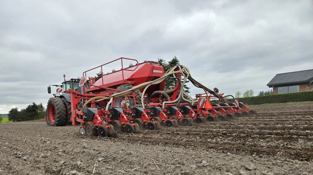 Allerede nu er det tid at tænke i indkøb af forårets gødning. Mange forsøg med startgødning har vist merudbytter ved at placere næringsstoffer til majs ved såning, og generelt anbefales det at placere cirka 30 kg kvælstof samt 10-15 kg fosfor pr. hektar ved såning, hvis det er muligt i henhold fosforloftet. Arkivfoto: Christian Carus