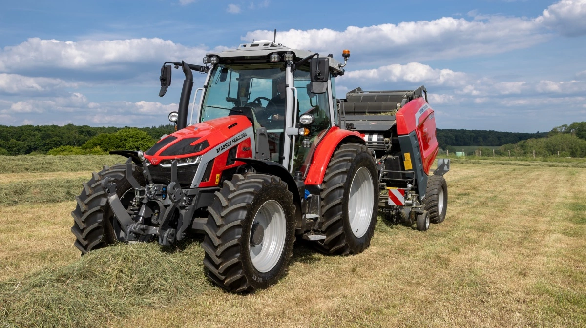 MF 5S-serie fås nu med trinløs Dyna-VT-transmission, som giver blødere kørsel og mere præcis kontrol i både mark og på vej. Serien spænder fra 105 til 145 hk og er designet med lav venderadius, god oversigt og stærk løftekapacitet. MF 5S-serien er bygget til opgaver på kvæg- og blandede bedrifter. Foto: Massey Ferguson 