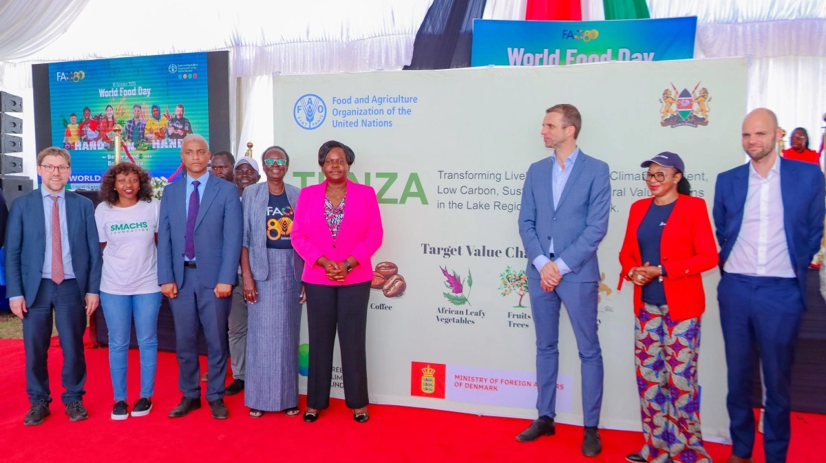 Ved åbningen af Tunza-projektet i Kenya deltog repræsentanter fra FAO, Landbrug & Fødevarer, Agriterra og kenyanske myndigheder. Længst til venstre ses head of policy for Landbrug & Fødevarer i Bruxelles, Tobias Gräs. Foto: L&F