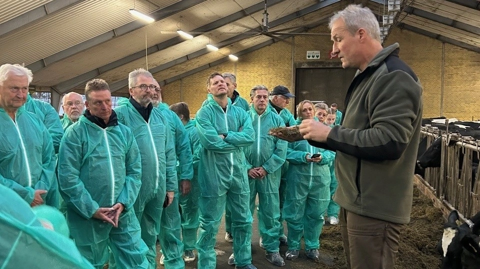 Mødet fandt sted på Arlas innovationsgård, Klink, i Spjald, hvor landmand Torben Sønderby gav en rundvisning på bedriften med fokus på blandt andet værdiskabende dataindsamling.