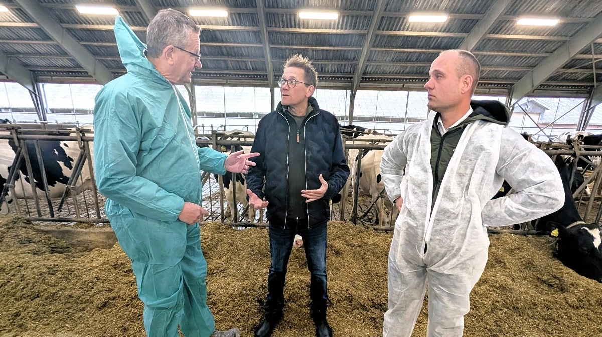 Henrik Frandsen, folketingsmedlem for Moderaterne, sammen med landmand Kim Jørgensen og Henrik Jessen, formand for Spiras. Foto: Spiras
