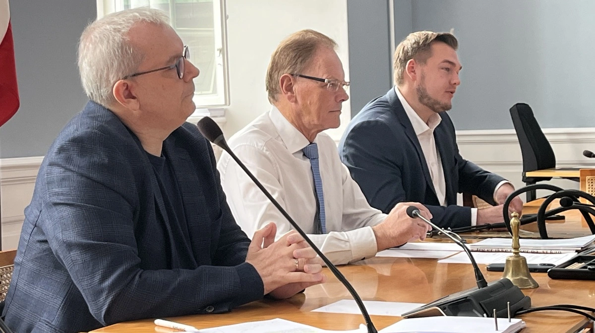 Hans Kristian Skibby (nærmest kameraet) og Erling Bonnesen fra henholdsvis Danmarksdemokraterne og Venstre diskuterede på mødet blandt andet landbrugsstøtte med socialdemokraten Thomas Skriver Jensen. Fotos: Christian Ingemann