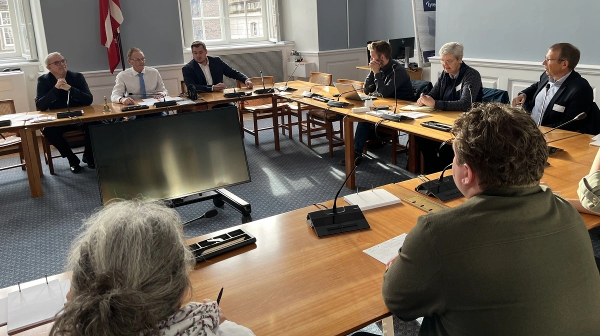 Godt og vel en halv snes landbrugsjournalister overværede debatmødet i Grundlovsværelset på Christiansborg.