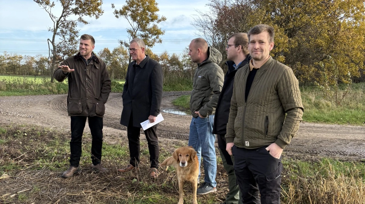 Fra venstre minister Morten Dahlin, byrådsmedlem og tidligere borgmester Thomas Andresen (V), Henrik Jessen, Spiras og Henning og Anders Hell på det sted, hvor en ny moderne mælkeproduktion bliver etableret. Foto: Karsten Himmelstrup