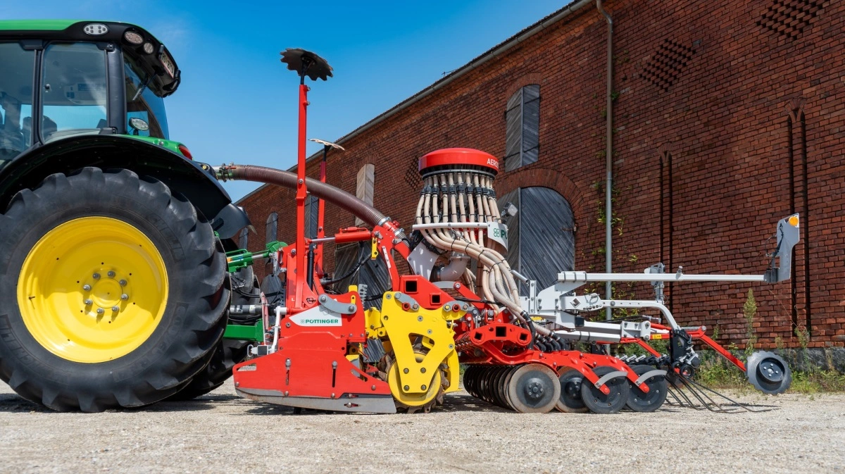 Pöttingers nye 3 meter såsæt Aerosem F 3000 DD kan kombineres med fronttanken Amico F. Systemet er udviklet til samtidige operationer med gødning og udsæd og er målrettet mindre og mellemstore bedrifter. Pressefoto