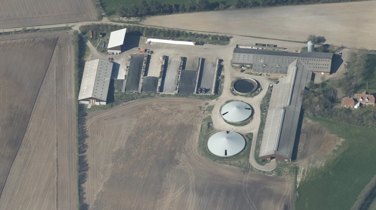 Peter Kristensen har solgt sin mælkeproduktion i Agerskov til sit eget firma som led i et generationsskifte til en medarbejder. Foto: Skraafoto/Dataforsyningen