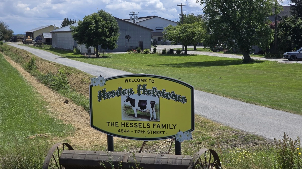 Familien Hessels indkørsel til deres Hesdon Holsteins Farm i British Colombia nær Vancouver.