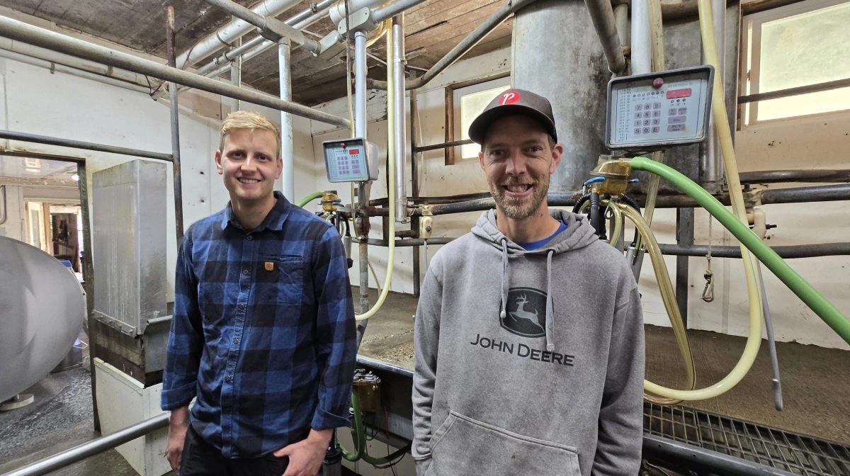 40-årige Alan Hessel (th) har fire ansatte herunder nu også danske Bram Streefkerk (tv), som er kommet hertil gennem den danske Travel to Farm.