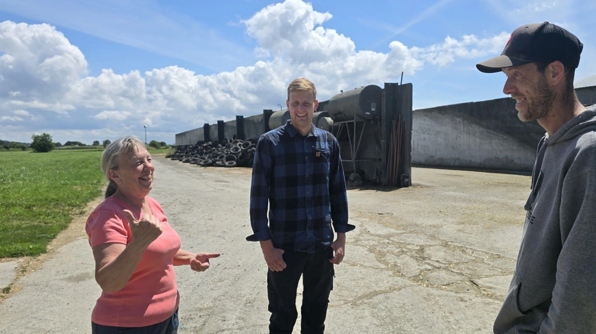 Alan Hessels forældre bor fortsat i stuehuset på farmen, og hans mor (tv) laver frokost til alle på gården hver dag.