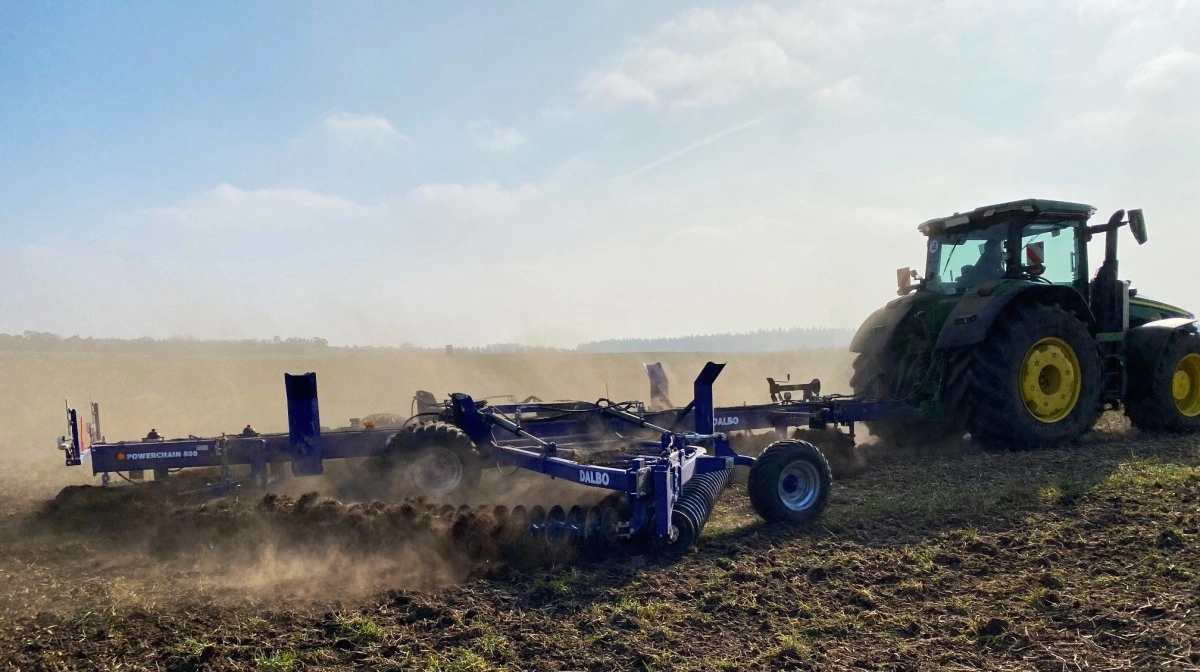 Dalbo A/S har indgået forhandlersamarbejde med Johannes Mertz på Sjælland og øerne, og der er særligt store forventninger til Powerchain kædeharven og Rollomaximum såbedsharven. Foto: Dalbo A/S