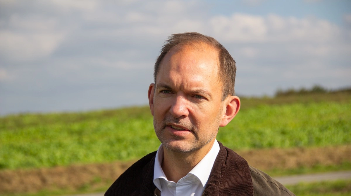 Ifølge Jeppe Bruus (S) skal den grønne omstilling ikke give unødigt bøvl for landmændene – derfor vil regeringen nu ændre husdyrbrugloven. Arkivfoto; Morten Ipsen