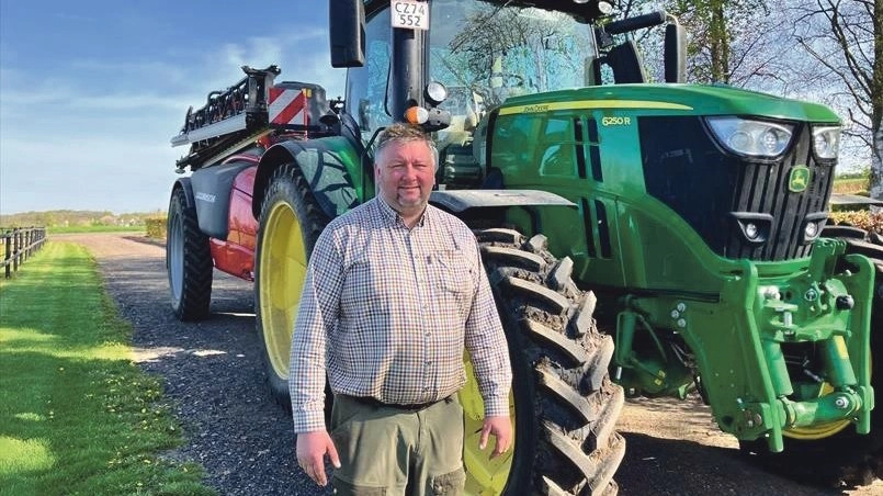 Martin Stougaard foran sprøjtesættet – ét af de vigtigste redskaber når sædskiftet baserer sig på konventionelle højværdiafgrøder. Foto: Privatfoto