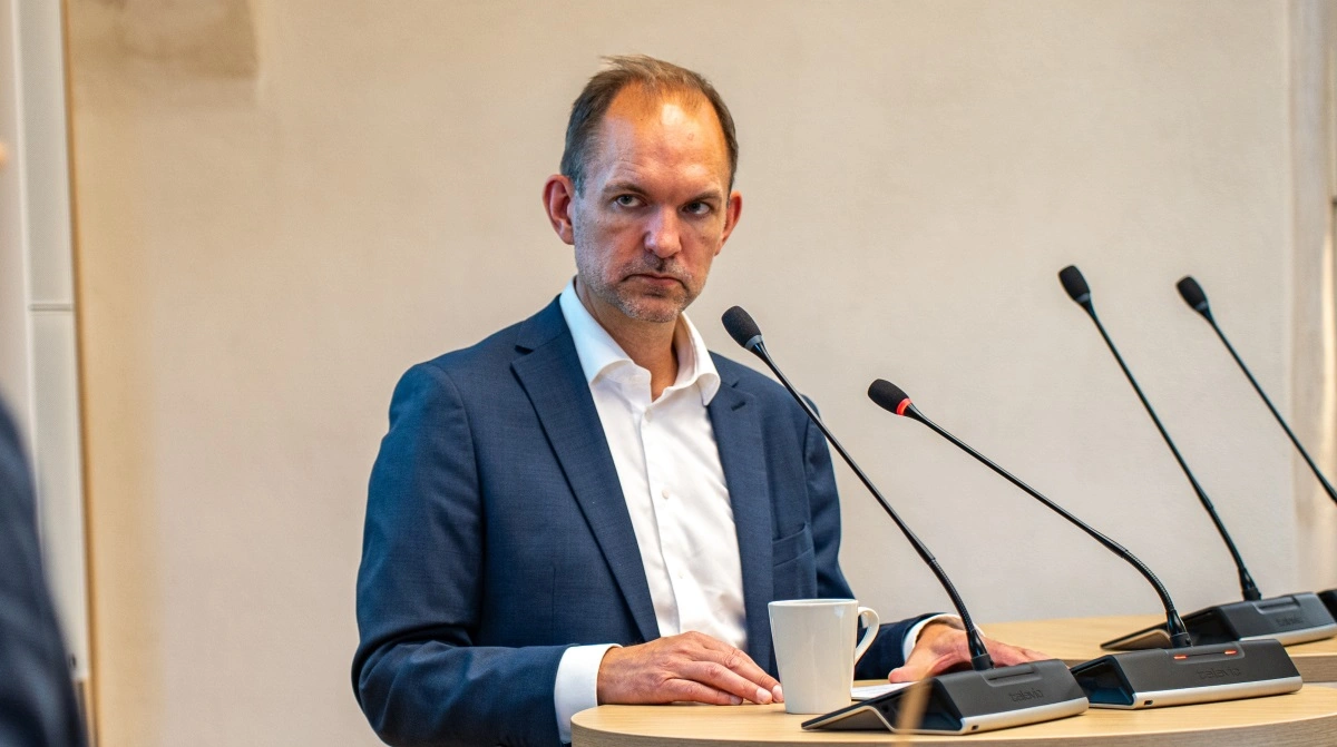 Minister for grøn trepart, Jeppe Bruus, oplyser, at der fortsat skal findes løsninger, så Knudedyb når målet. Ministeren betegner området som det sted i Danmark med det største indsatsbehov for kvælstofreduktion og fremhæver en akutpakke på 120 millioner kroner samt et nyt kystvandråd. Arkivfoto