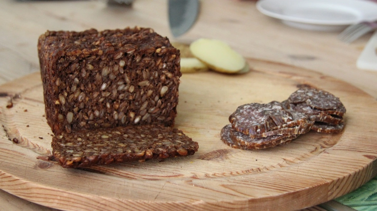 Rugbrød bliver i højere grad taget ud af posen til aftenmåltider. Arkivfoto
