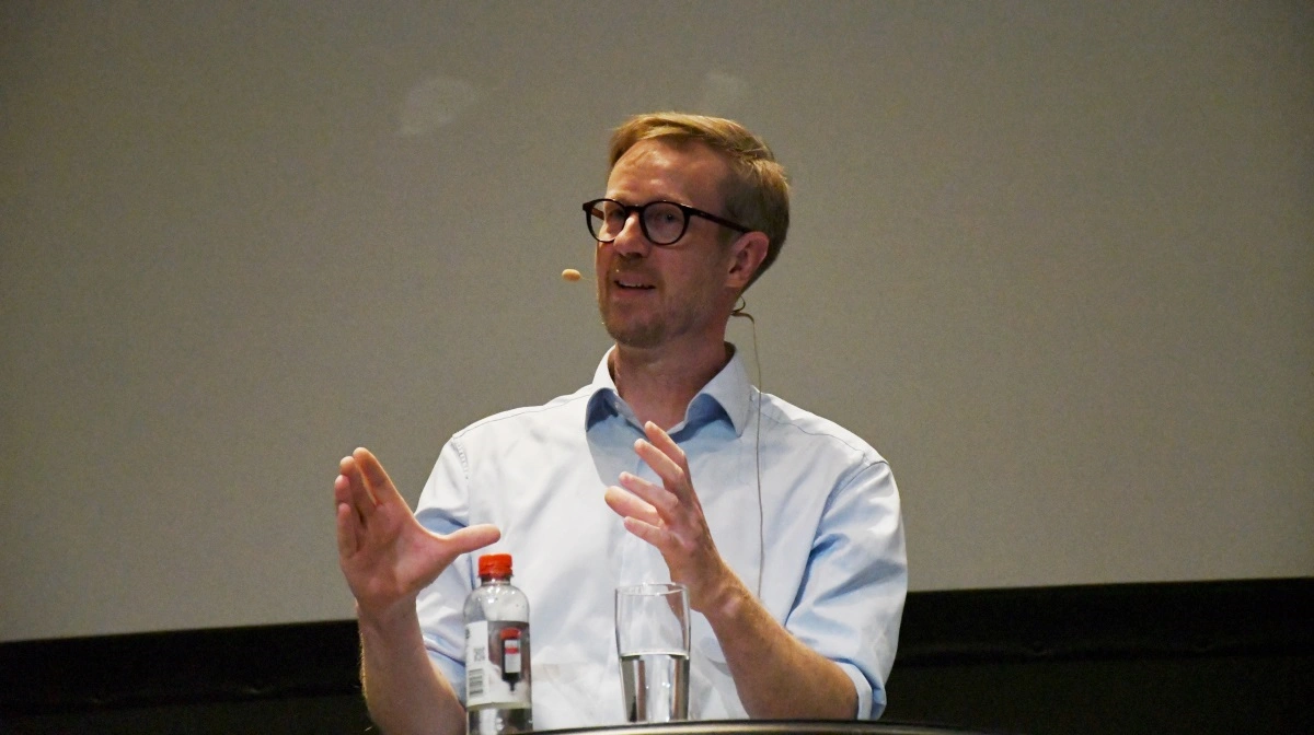 - Vi vil gerne have nogle unge mennesker ind, og have nogle danskere ind, og vi er hele tiden på jagt efter ham eller hende, som vi kan gøre til medejer, inden jeg skal herfra, lød det fra Robert Lynge Andersen.