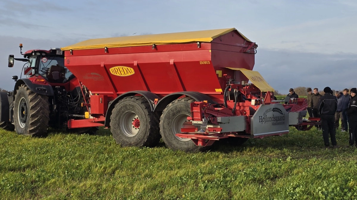 En kalkspreder fra Højlundgaards Maskinstation i Gudme med påmonteret udstyr til gradueret kalkspredning ud i 30 meters bredde.