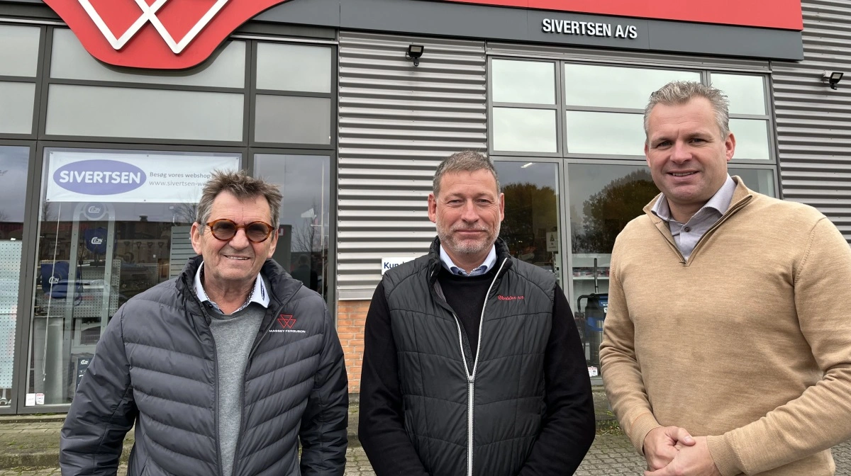 Stor tilfredshed med den nye aftale hos fra venstre: Bjarne Obel, salgschef i Sivertsen, Michael Hansen, driftsdirektør Øbakke & Sivertsen, og Lex Zandbergen, adm. direktør i Mechan International. Foto: Dennis Klevenfeldt