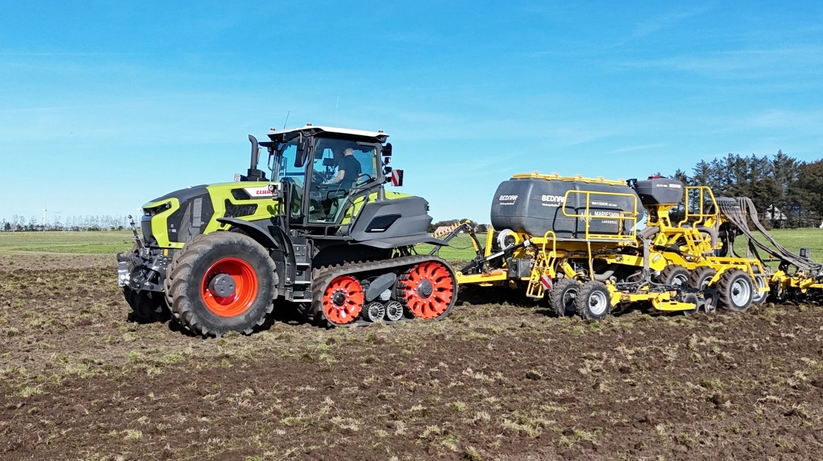Claas Axion 9.450 i Terra Trac-version er målrettet tungt trækarbejde og store redskaber. Bæltesystemet reducerer jordpakning og forbedrer trækevnen ved høj belastning, samtidig med at traktoren holder sig under tre meters transportbredde. Terra Trac er en mulighed på modellerne 9.360 og 9.450 og giver høj stabilitet og komfort på ujævnt underlag. Fotos: Per Jørgensen