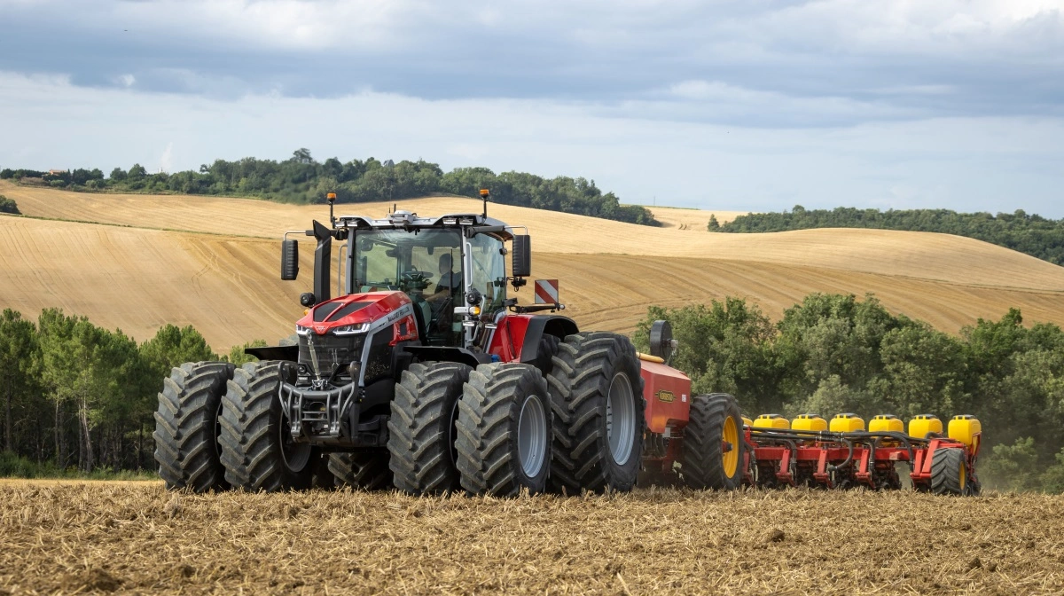 Salgschef Bjarne Obel, Sivertsen A/S og adm. direktør Lex Zandbergen, Mechan International, er enige om, at der er et stort uforløst potentiale for Massey Ferguson i Danmark. Foto: Massey Ferguson