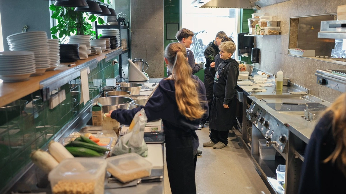 Arla og Madklubben udvider samarbejdet: 100 skoleklasser om året skal lære madkundskab i rigtige restaurantkøkkener. Fotos: Arla Foods