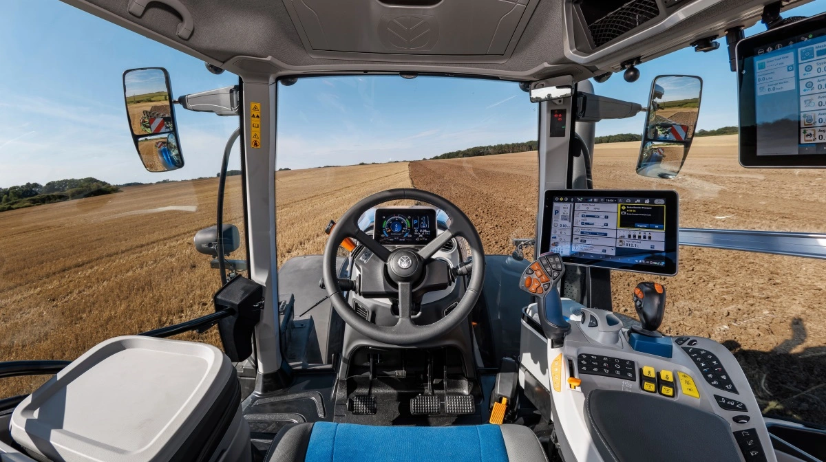 Kabinen er en forbedret udgave af den kendte Horizon Ultra fra New Holland, som blandt andet har fået forberede adgangsforhold og bedre opbevaringsplads. 