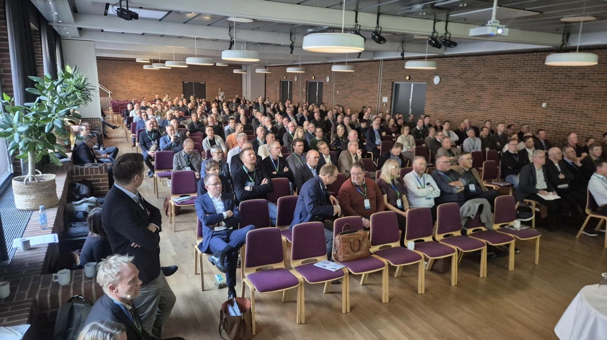Der var stor interesse for torsdagens session, der foregik i en fyldt cabaretsal ved MCH Herning Kongrescenter. 