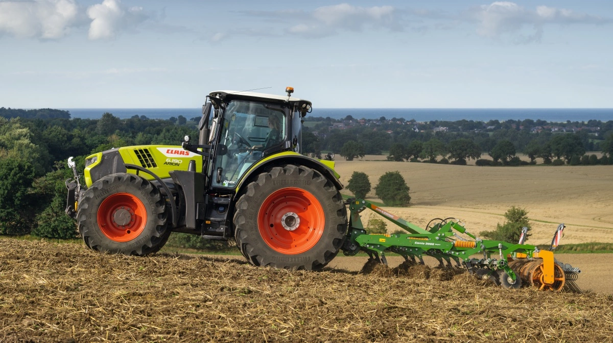 Arion 6.190 Cmatic er blandt Claas’ nyeste traktoropgraderinger med fokus på komfort og effektivitet. Med trinløs Cmatic-transmission og opdateret kabine sigter modellen mod øget kapacitet og lavere brændstofforbrug ved klassiske markopgaver som jordbearbejdning og såbedstilberedning. Pressefotos