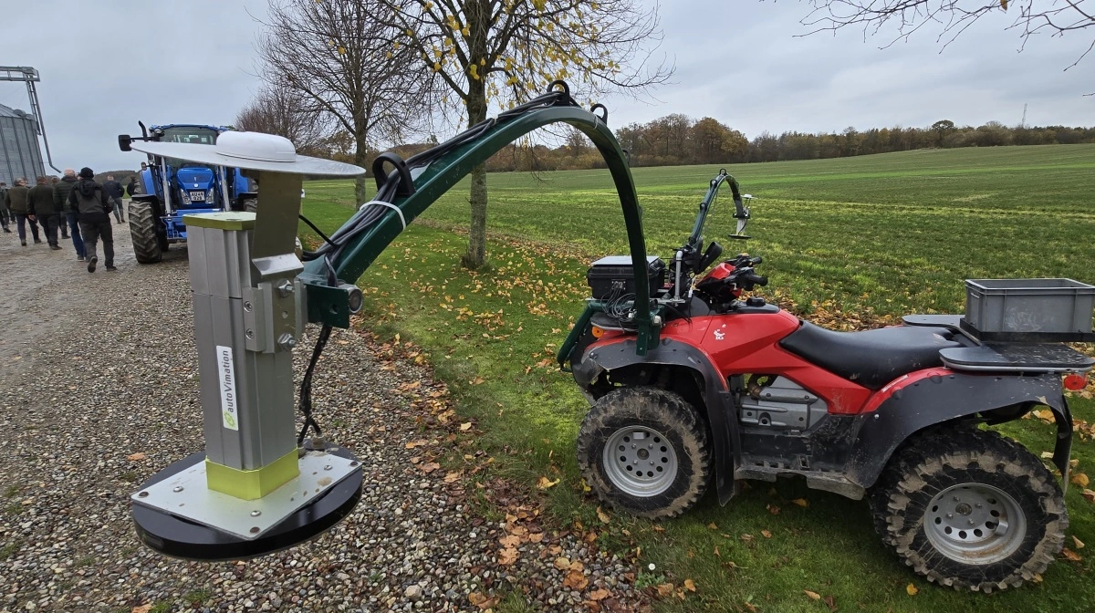 ATV med de to kameraer monteret ud til siderne. Der køres med 25 km/t over markerne. Fotos: Jørgen P. Jensen 