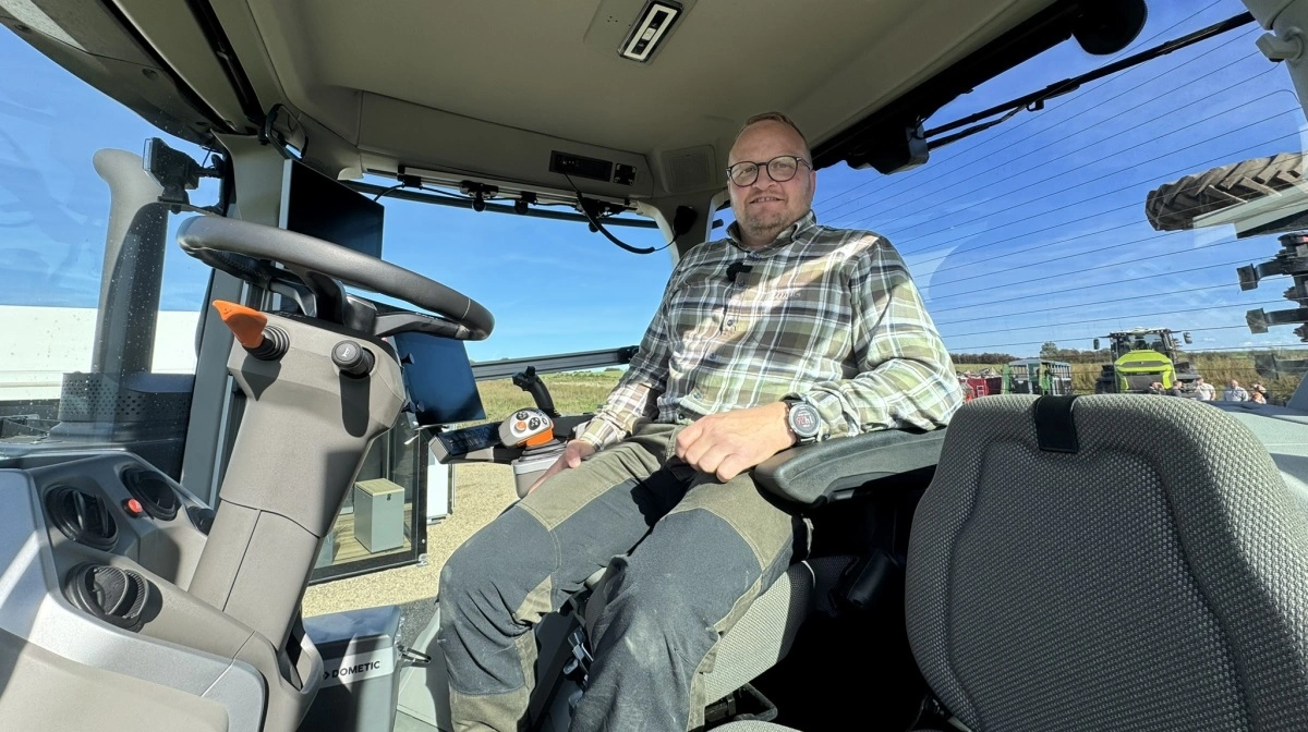 - Kabinen er blevet en helt ny arbejdsplads, lyder det fra Lars Johnsen, produktspecialist hos Danish Agro Maskiner A/S. Den 17 procent større kabine har lavere støjniveau, nye ISRI-sæder og flytbare terminaler, så føreren kan tilpasse betjeningen. Sammen med Cemos Auto og den prisbelønnede, selvlærende transmission løftes komfort og effektivitet markant.