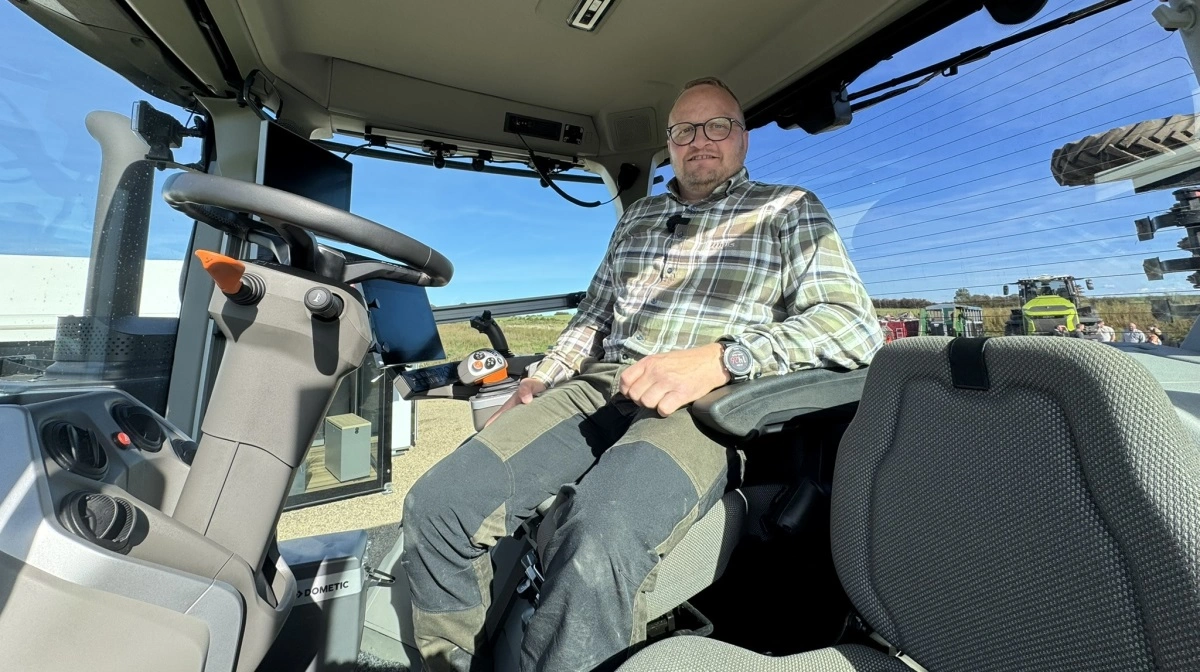 - Kabinen er blevet en helt ny arbejdsplads, lyder det fra Lars Johnsen, produktspecialist hos Danish Agro Maskiner A/S. Den 17 procent større kabine har lavere støjniveau, nye ISRI-sæder og flytbare terminaler, så føreren kan tilpasse betjeningen. Sammen med Cemos Auto og den prisbelønnede, selvlærende transmission løftes komfort og effektivitet markant.