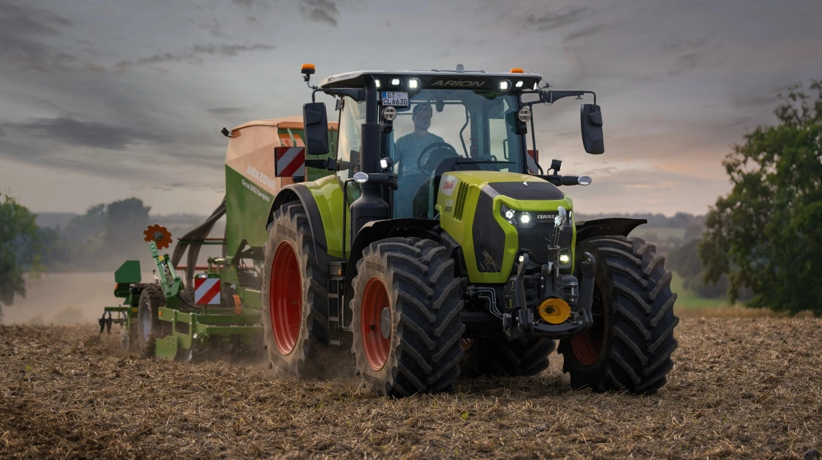 Drivlinje og kabine er som hidtil, men den nye Claas Arion 6.190 har udover navnet også fået et nyt design på motorhjelmen, der svarer Xerion 12 og Axion 9. Foto: Claas