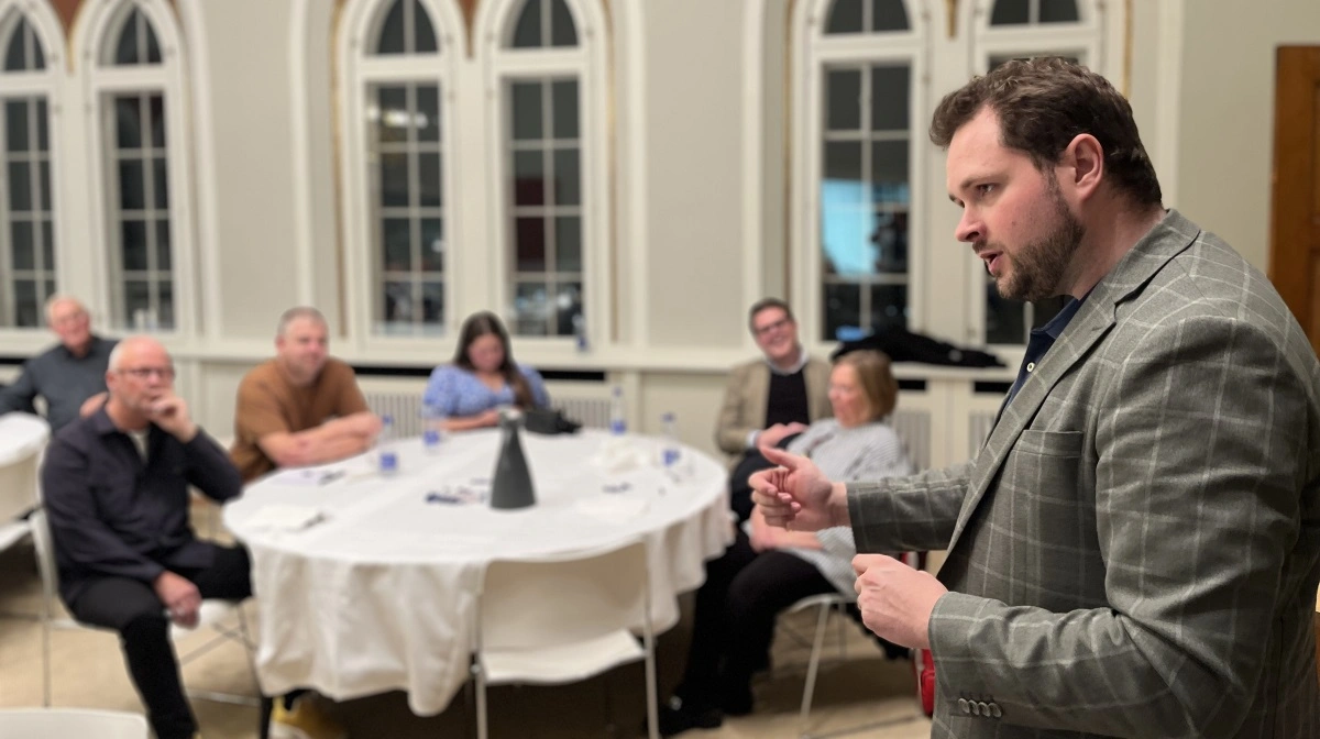 Anders Vistisen (DF) fortalte blandt andet om landbrugspolitik, da han talte for godt og vel en snes fremmødte i Vejles gamle rådhus. Fotos: Christian Ingemann