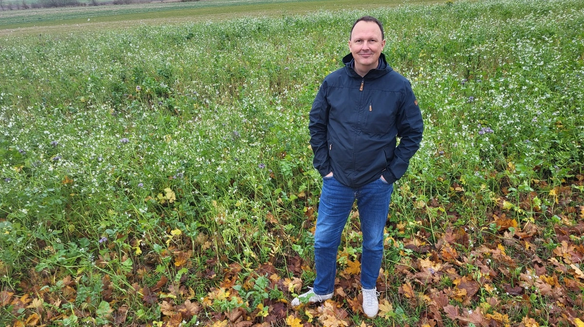 Projektkonsulent hos Agrovi, Henrik Kruse Rasmussen står i spidsen for et nyt projekt, hvor målet er at omsætte praktisk erfaring til veldokumenterede resultater, der kan gavne hele erhvervet og udbrede landmændenes viden og idéer til nye, bæredygtige metoder. Foto: Agrovi