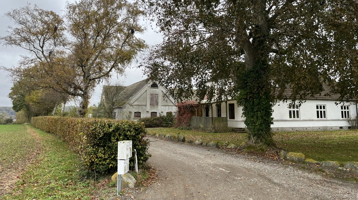 Blot 12 hektar jord og en lille kyllingeproduktion hørte til Lysgaard, da gården blev overtaget af Jørgen Møller Andersen i 1997. Siden er bedriften vokset drastisk.