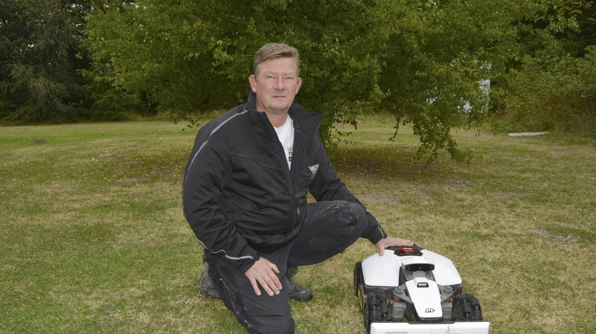 Siden 2007 har Thomas Birkballe hvert andet år sendt mange danske maskinfolk og landmænd til Agritechnica - ved siden af sin beskæftigelse i maskinbranchen. I dag har han sit eget firma, Mowtech.dk i Mørke, som importerer robotplæneklippere. Privatfoto 