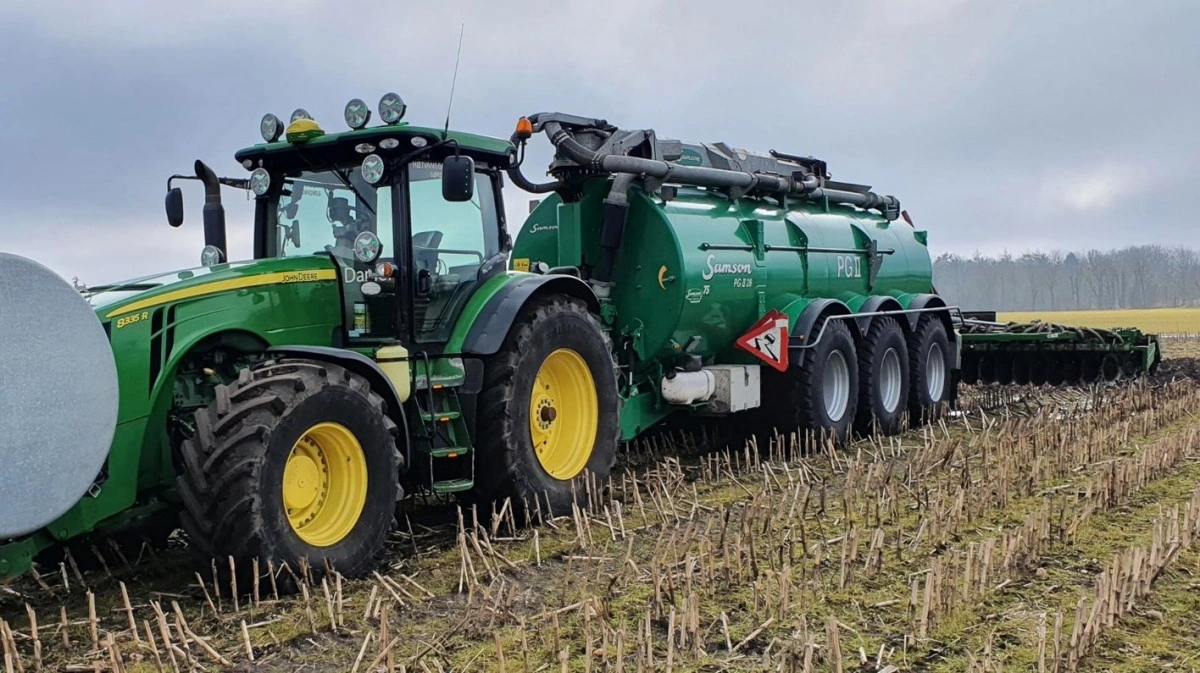 Instinct™ tilsættes gyllen ved lastning – direkte i gyllestrømmen via pumpe på gyllevognen. Denne metode sikrer, at nitrifikationshæmmeren fordeles jævnt, lige inden udkørsel. Fotos: Corteva