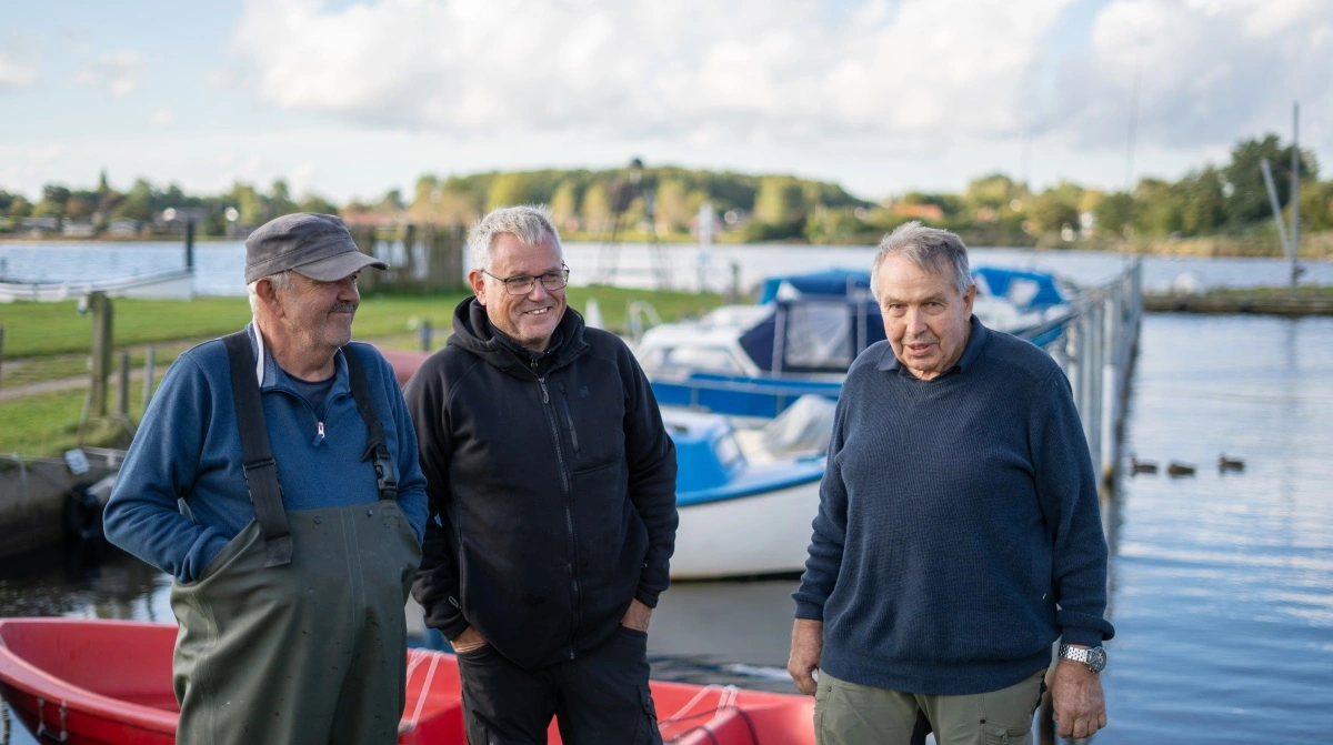 Fra venstre til højre ses fiskeren Flemming, der styrede båden, Tom Thorsen og Jørgen Friis. Fotos: Alexander Dornwirth