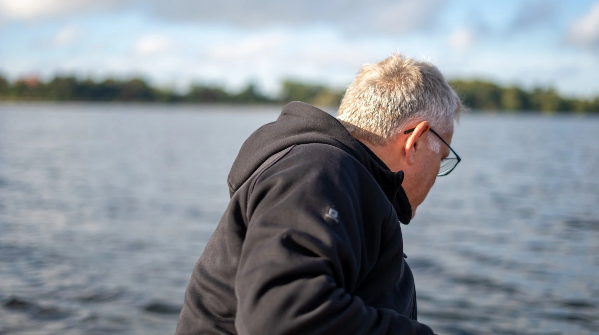 Tom Thorsen spejder efter dronen.