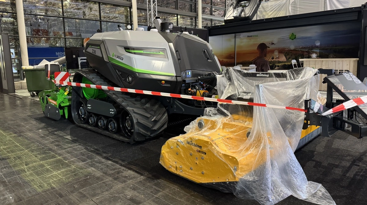 AgXeed T2 7-series yder 230 hk og 910 Nm med 520 liters brændstoftank. Den bæltemonterede, førerløse traktor løfter 4/9 ton for/bag og arbejder med PTO-hastigheder fra 850 til 1.050 omdr./min. Foto: Per Jørgensen