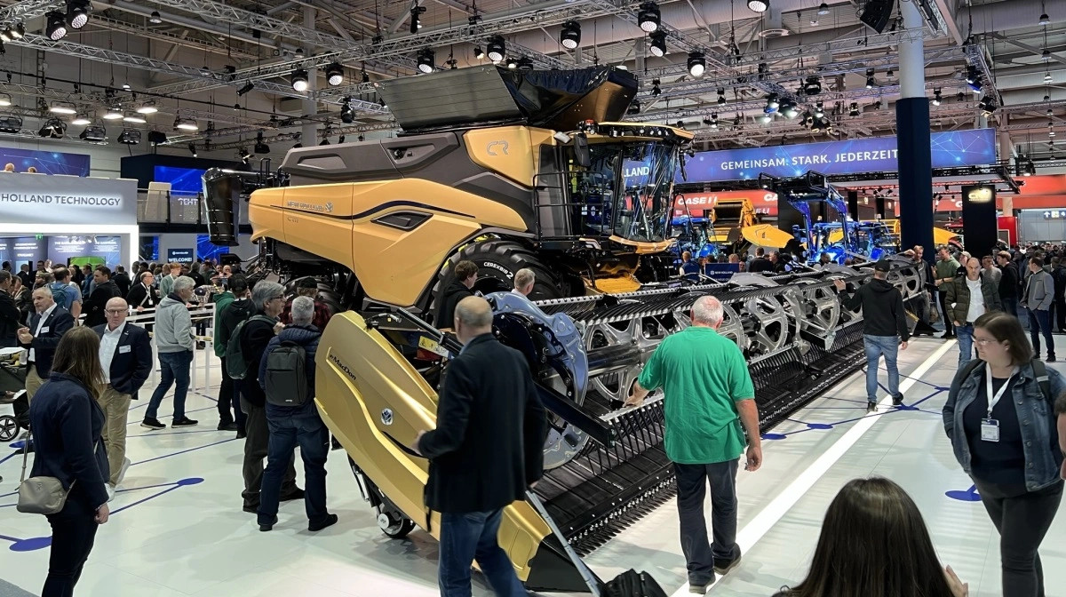 Agritechnica 2025 samler hele den globale maskinbranche i Hannover, hvor digitalisering, robotteknologi og nye drivlinjer spiller hovedrollen. Over 2.700 udstillere og op imod 500.000 besøgende ventes at deltage, når fremtidens løsninger inden for datahåndtering, præcisionslandbrug, el- og brintteknologi samt regenerativ dyrkning præsenteres i praksis. Foto: Kasper Stougård