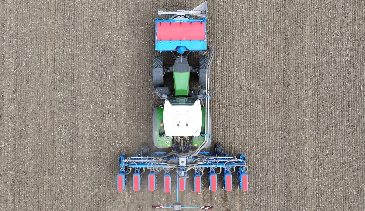 Faya MF er Lemkens nye løsning til præcisionssåning af rækkeafgrøder. Maskinen vises i en nulserieudgave på Agritechnica 2025 og byder på fleksibel rækkeafstand, høj udlægningshastighed og Isobus-styret udsåning.