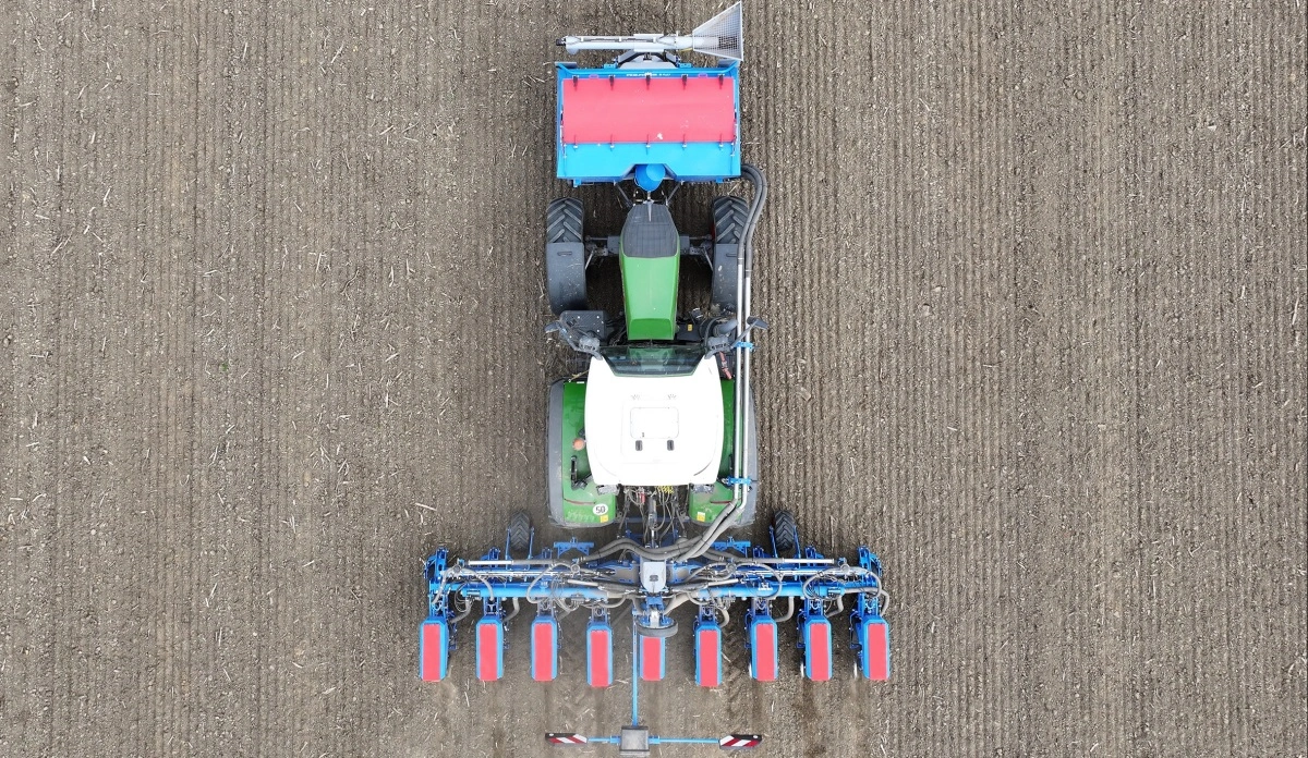 Faya MF er Lemkens nye løsning til præcisionssåning af rækkeafgrøder. Maskinen vises i en nulserieudgave på Agritechnica 2025 og byder på fleksibel rækkeafstand, høj udlægningshastighed og Isobus-styret udsåning.