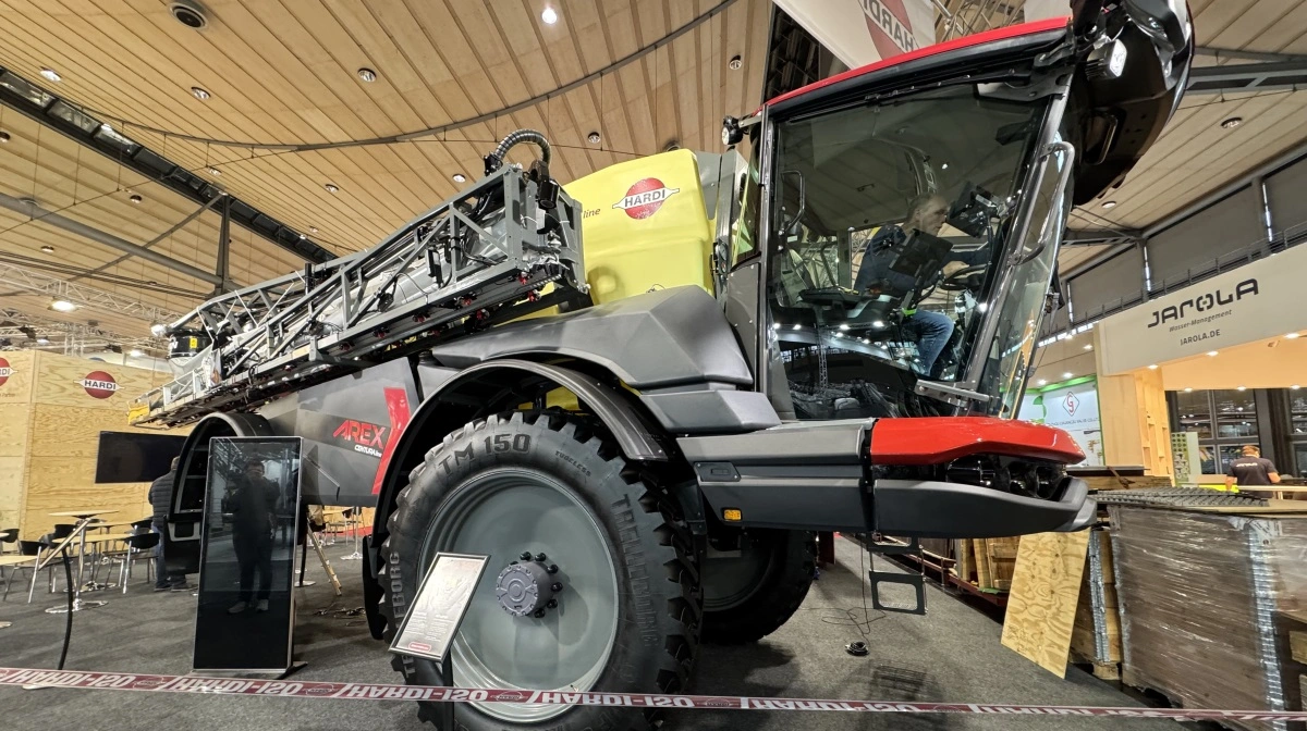 Arex bliver Hardis nyeste bud i rækken af selvkørende sprøjter. Den præsenteres på Agritechnica som en forhåndsvisning før lanceringen i 2026. Med tankstørrelser på 5.000 og 6.000 liter, en 310 hk Cummins-motor og avanceret affjedring kombinerer Arex høj kapacitet med præcisionssprøjtning og et nyt WorkZone-design. Foto: Per Jørgensen
