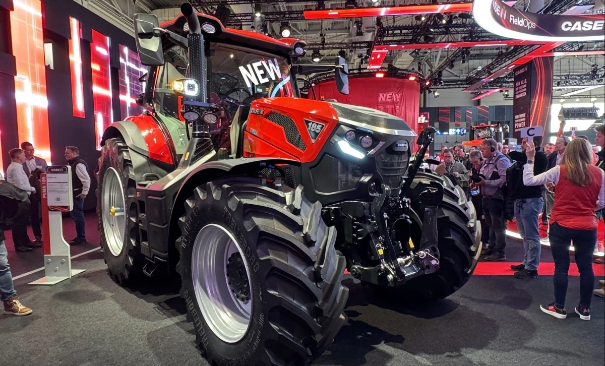Case IH har i dag præsenteret en helt nye Puma-traktorserie på Agritechnica-udstillingen. Serien omfatter modeller i hk-spændet fra 155, 165 og 185. Alle med nyt design, opgraderet transmission og bedre førerkomfort. Foto: Per Jørgensen