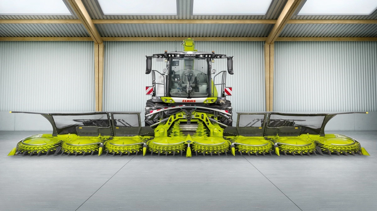 Med 12 meters arbejdsbredde og 16 rækker sætter Orbis 12000 ny standard for kapacitet i Jaguar 1000-serien. Sammen med Direct Disc 8400 til helsæd giver de to nye skæreborde større fleksibilitet og højere udbytte i samme arbejdsdag. Pressefoto
